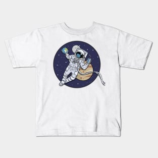 Astronaut in space Kids T-Shirt